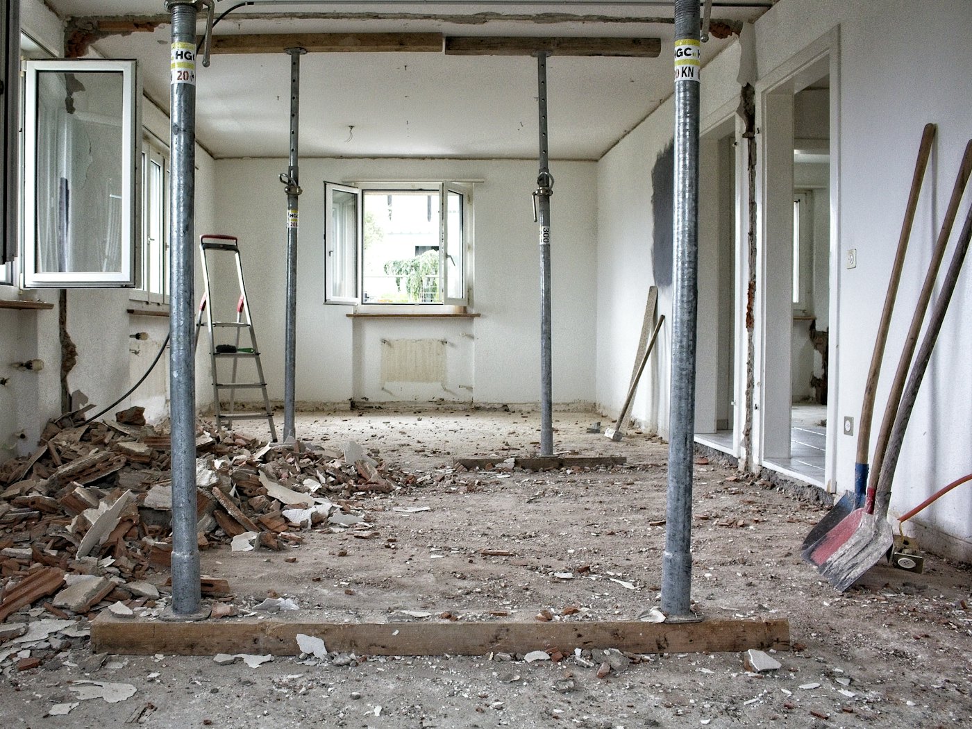 철거를 마친 공사 전 거실